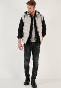 Buratti REGULAR FIT - Väst - stone