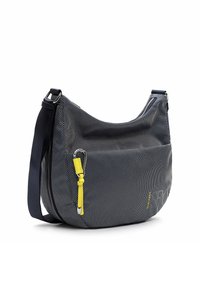 Borsa a spalla elegante in tessuto blu navy con un motivo a pois, dotata di una tracolla di accento gialla e hardware argentato, con una forma arrotondata.