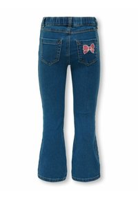 Denim džinsi ar platu griezumu, elastīgu jostasvītu. Tumši zils audums ar divām aizmugures kabatām, no kurām viena ir dekorēta ar rozā loku izšuvumu.