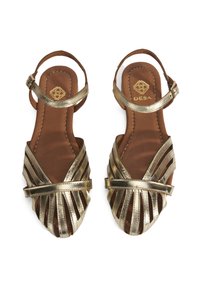 Goldfarbene, metallische Sandalen mit Riemchen und braunem Fußbett, die ein geflochtenes Design und einen Schnallenverschluss für eine verstellbare Passform bieten.