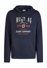 Marineblauwe hoodie met een voorzak, voorzien van witte en rode tekst "MUSTANG" en logo's. Katoenmix stof, ribbelmanchetten en -zoom.