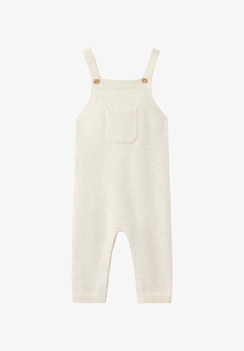 Salopette tricotée pour bébé couleur crème avec poche avant et bretelles boutonnées sur fond blanc.