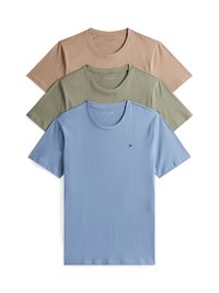 Tre t-shirt a girocollo esposte: marrone chiaro, verde oliva e azzurro chiaro. Tutte sono a maniche corte, realizzate in un tessuto morbido con dettagli minimi.