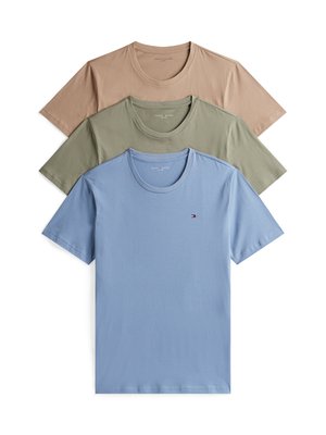 Tre t-shirt a girocollo esposte: marrone chiaro, verde oliva e azzurro chiaro. Tutte sono a maniche corte, realizzate in un tessuto morbido con dettagli minimi.