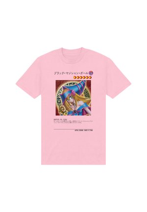 Różowy T-shirt z postacią magicznej dziewczyny z niebieskim kapeluszem i blond włosami, stylizowany jak karta kolekcjonerska z japońskim tekstem i statystykami.