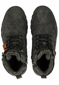 Botines de ante negros con forro de piel de oveja gris, costuras en contraste, cordones robustos y detalles metálicos. Presentan cremalleras laterales para facilitar su uso.