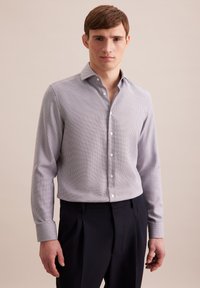 Hellgrau und Marine kariertes, knöpfbares Hemd mit langen Ärmeln, taillierter Schnitt, weißen Knöpfen und Kragen-Details. Kombiniert mit dunklen Hosen.