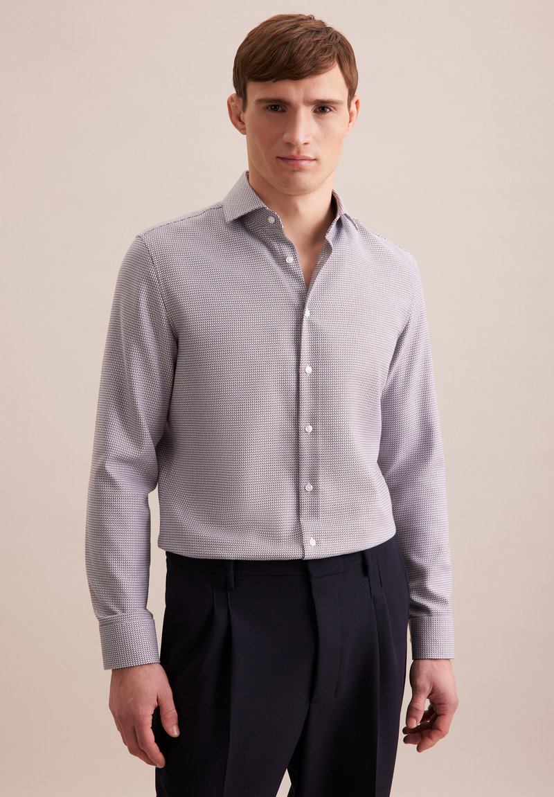 Hellgrau und Marine kariertes, knöpfbares Hemd mit langen Ärmeln, taillierter Schnitt, weißen Knöpfen und Kragen-Details. Kombiniert mit dunklen Hosen.