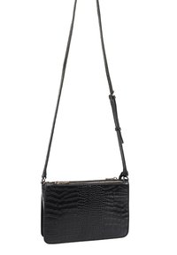 Zwarte faux leren crossbody tas met een krokodillenstructuur, ritsluiting en slank ontwerp. Voorzien van een lange, verstelbare schouderriem.