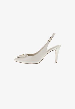 Weißer Slingback-Hochschuh aus Leder mit spitzer Zehenpartie und Golddetail an der Front- und Knöchelriemen.