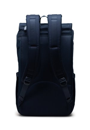 Sort stof rygsæk med polstrede skulderstropper, rektangulær form og en lynlåslomme på siden. Glat tekstur og minimalistisk design.