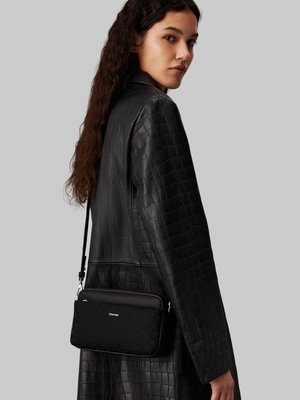 Calvin Klein, MUST CAMERA BAG - Ülerinna-kott - black mono jacquard