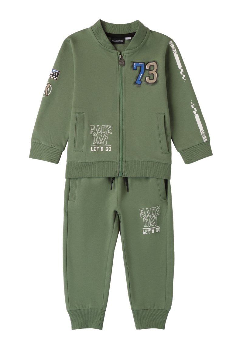 Conjunto de chándal verde hecho de tela suave, que incluye una chaqueta con cremallera y parches, y pantalones de sudadera a juego con gráficos impresos.