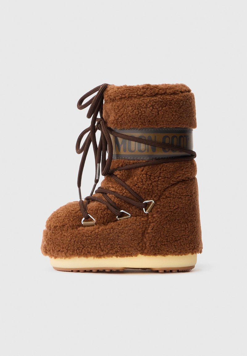 Stivale invernale marrone foderato in pile con suola spessa, lacci avvolti e logo "MOON BOOT" sulla banda intorno alla caviglia superiore.