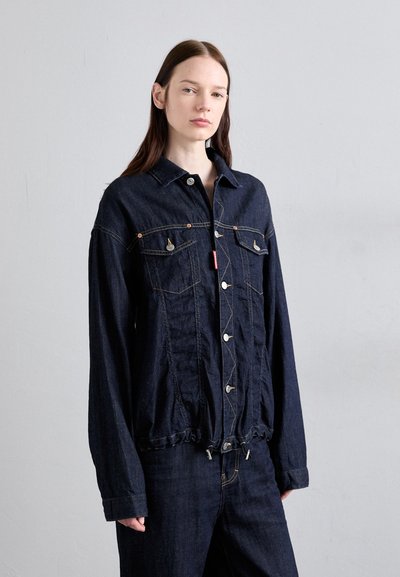 Veste en denim bleu foncé avec manches longues, deux poches poitrine, fermeture à boutons et taille froncée avec cordons ajustables.