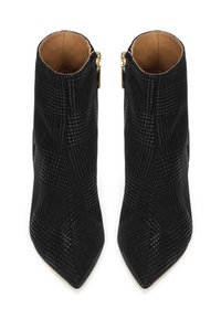 Melnas potītēs uzvelkamas kurpes ar smailu purngalu, ar teksturētu virsmu un ģeometrisku rakstu. Zelta rāvējslēdzis ārējā pusē, gluda iekšējā oderes materiāls.