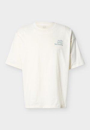 Witte T-shirt met korte mouwen, ronde hals en kleine blauwe tekst op de linkerborst met de tekst "No Frills, No Hype, Start Running."