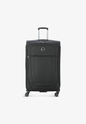 Valise noire avec un extérieur en tissu texturé, une poignée rétractable, quatre roues et une poche zippée à l'avant. Présente un logo circulaire.