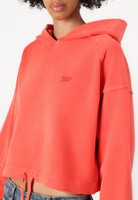 Tommy Jeans CROP SCRIPT HOODIE - Sweatshirt - bright vermillion