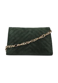 Groene gequiltte suede clutch met een chevronpatroon, voorzien van een gouden kettingriem en een eenvoudige rechthoekige vorm.