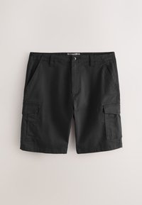 Pantalones cortos cargo negros hasta la rodilla con bolsillos laterales con solapa, cierre frontal con botón y cremallera, y presillas para cinturón sobre un fondo liso.