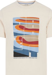 Krémové tričko s geometrickou grafikou v červených, oranžových, modrých a béžových odtieňoch. Dizajn obsahuje vrstvené tvary a text.