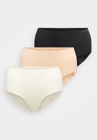 Τρία αδιόρατα γυναικεία εσώρουχα σε μαύρο, μπεζ και εκρού, στοιβαγμένα διαγώνια, με μικρά λογότυπα Tommy Hilfiger κοντά στις ζώνες της μέσης.