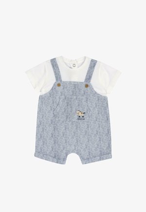 Salopette di denim blu con una maglietta bianca a maniche corte. Presenta bottoni in legno, una tasca frontale e un ricamo con disegno di un cavallo.