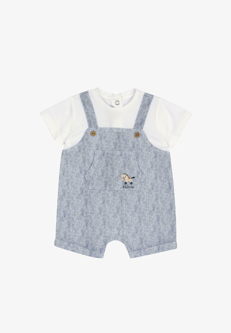 Salopette en denim bleu avec un t-shirt blanc à manches courtes. Comprend des boutons en bois, une poche avant, et un motif de cheval brodé.