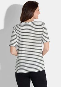 Gestreept t-shirt in lichtgrijs en zwart, met korte mouwen, ronde halslijn, van zachte stof. Achteraanzicht toont horizontale strepen en een relaxed fit.