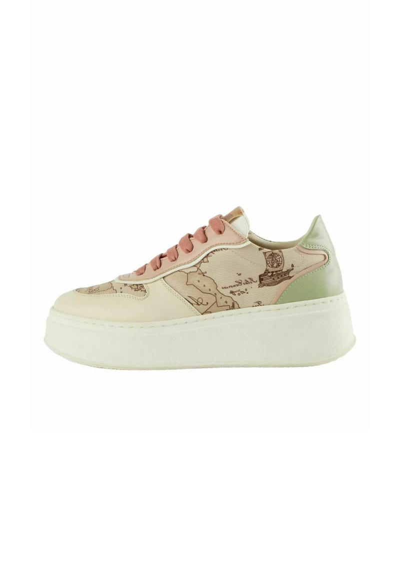 Sneaker platform bianchi con parte superiore stampata a mappa beige e rosa, accentuate da un tallone verde e lacci rosa, con una texture liscia.