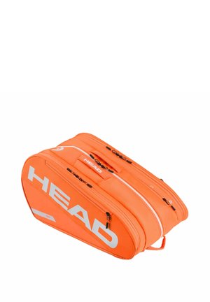Bolsa de tenis naranja HEAD con doble compartimento, múltiples bolsillos con cremallera y el logotipo blanco en el lateral.