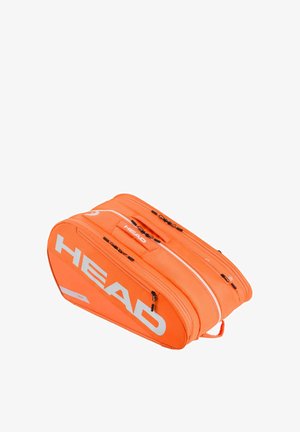 Bolsa de tenis naranja HEAD con doble compartimento, múltiples bolsillos con cremallera y el logotipo blanco en el lateral.