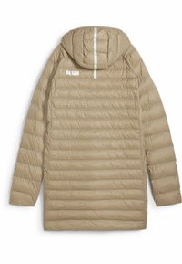 Beige, hættepufferjakke med quiltet tekstur, der har et hvidt logo og en reflekterende strop på ryggen. Letvægtsdesign med lange ærmer.