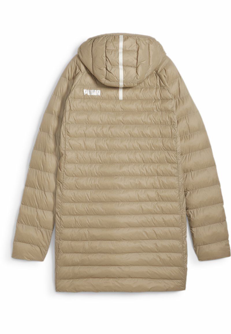 Chaqueta de plumas beige con capucha y textura acolchada, que presenta un logo blanco y una franja reflectante en la parte posterior. Diseño ligero con mangas largas.