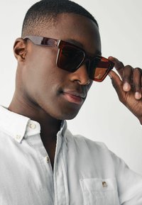 Next FLATBROW POLARISED   REGULAR FIT - Päikeseprillid - tortoiseshell black