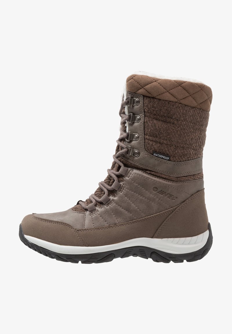 Halfhoge waterdichte brown boots met een gevoerde stof, textuuraccenten en een duurzame rubberen zool met een ondersteunend ontwerp.