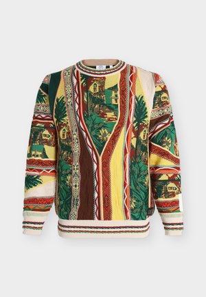 Mehrfarbiger Strickpullover mit abstrakten vertikalen Streifen und kleinen Haus- und Baum-Mustern in Grün-, Gelb-, Braun-, Rot- und Beigetönen.