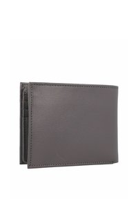 Cartera de cuero gris con superficie texturizada, diseño de doble pliegue y costura en contraste. Estilo minimalista sin hardware visible.
