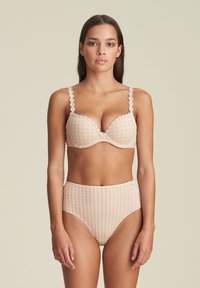 Beige bh med rutig mönster och högmidjade trosor med spetsdetaljer och blommotiv. Mjukt tyg med slät textur.