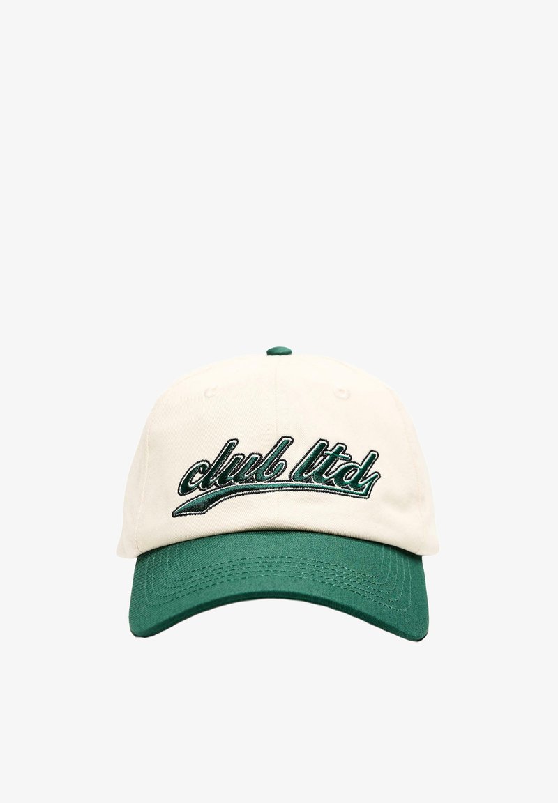 Casquette de baseball avec une visière verte et une calotte crème, ornée de texte vert brodé « club ltd. » à l'avant.