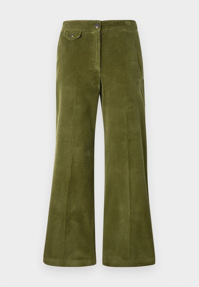 Pantalons évasés en corduroy vert olive avec une texture lisse, poches avant et fermeture à bouton à l'avant. Motif à côtes verticales sur l'ensemble.