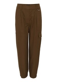 Pantalon cargo marron avec poche à rabat latérale, passants de ceinture, jambes fuselées et petit anneau métallique près de la taille.