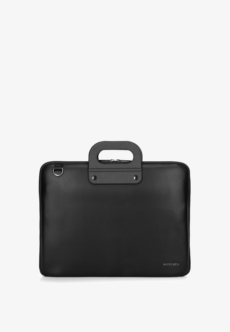 Schwarze Leder-Laptop-Tasche mit rechteckiger Form, einem oberen Griff, einem Reißverschluss und dezentem Logo-Akzent unten rechts.