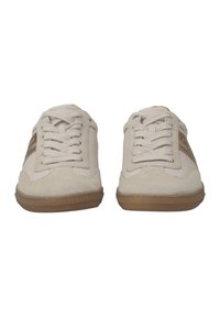 Hvite lær sneakers med lyse beige semskede detaljer, grå snøringer, en gummisåle og bronse metalliske striper på sidene.