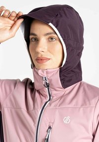 Leichte Jacke in Pink und Dunkelviolett mit hohem Kragen und verstellbarem Kapuzen. Verfügt über einen Reißverschluss und weiße Akzentdetails.