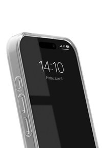 Gennemsigtig plastik smartphoneetui, der viser en sort skærm med tidsdisplay og knapper på siden, hvilket fremhæver gennemsigtigheden og det slanke design.