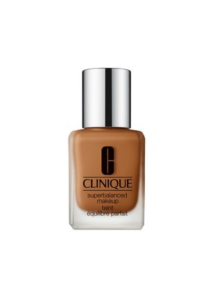 Clinique Superbalanced Makeup in einer quadratischen Glasflasche mit einem polierten Silberdeckel. Mittelbraune Flüssigkeit mit einem Etikett, das schwarzen Text zeigt.