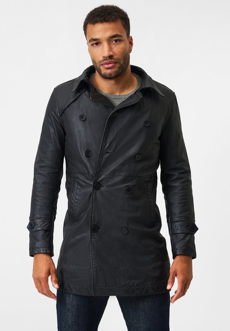 Zwarte leren double-breasted jas met een notch-kraag, met riemsluiting bij de mouwen en twee voorkanten zakken. Gladde textuur en getailleerde pasvorm.