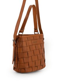 Sac à main en cuir tressé marron avec deux poignées, présentant une forme structurée et une surface texturée. Inclut une étiquette à l'avant.